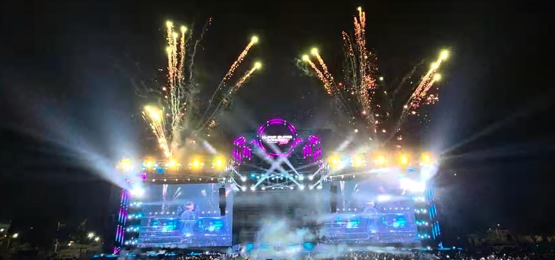 불꽃과 조명이 터지는 야외 콘서트 무대